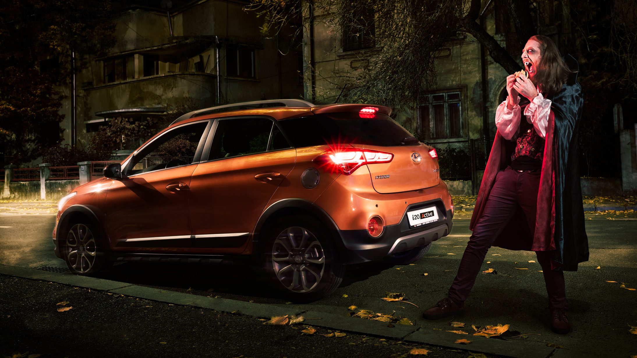 Invisible to the mirrors, not to the parking sensor: the vampire beside the reversing Hyundai i20 Active.