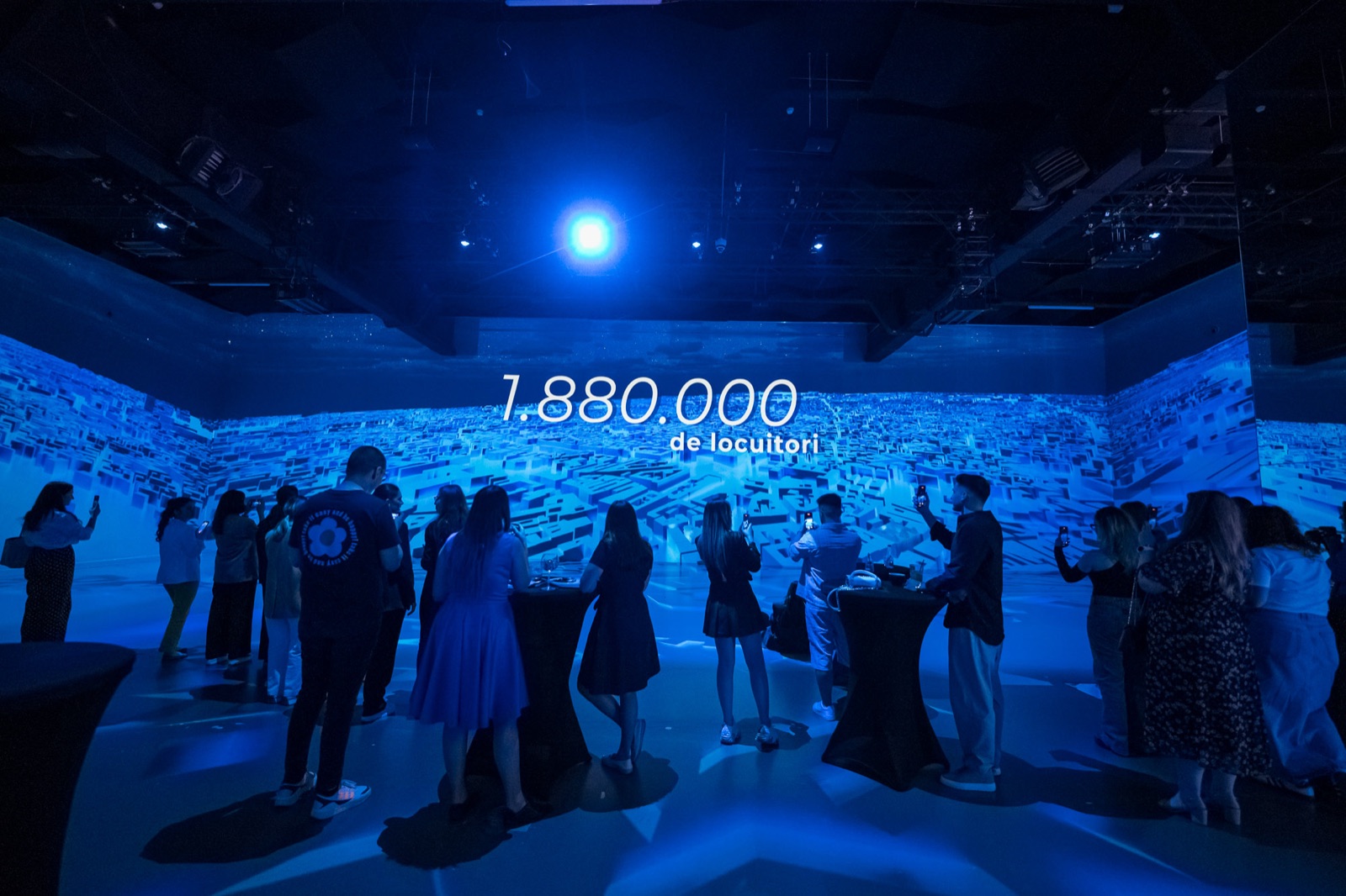 MINA immersive show: 1,880,000 inhabitants, projected across the room.