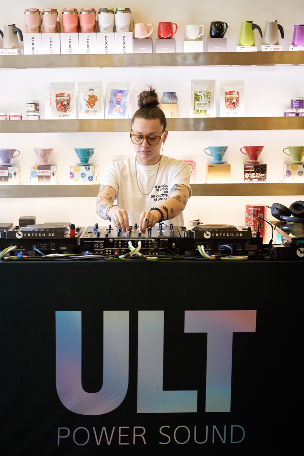 Alb Who on the decks at session 3, Boiler Calea Victoriei, behind the ULT Power Sound table.