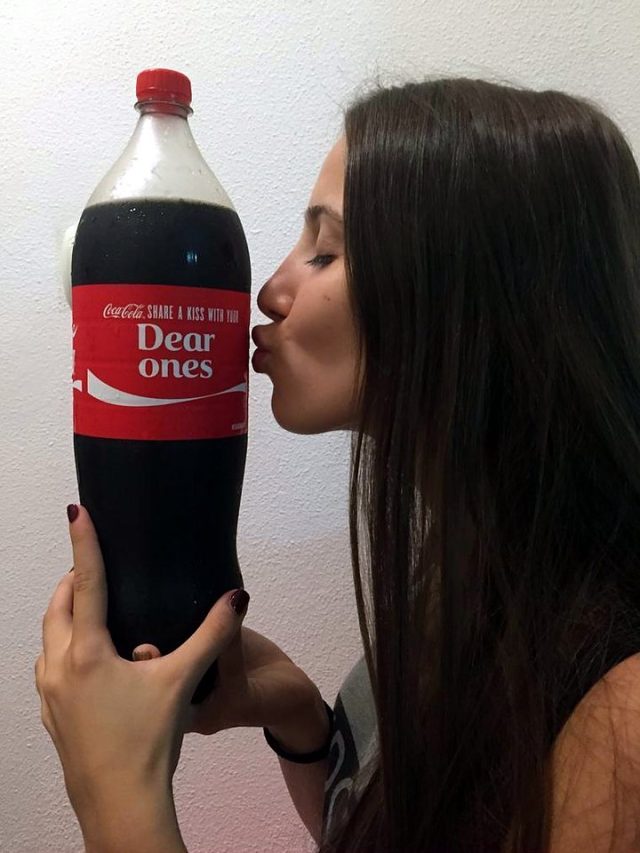 Coca-Cola: Share a Kiss, Get Free WiFi